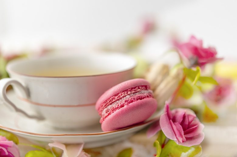 紅茶とピンクのマカロン
