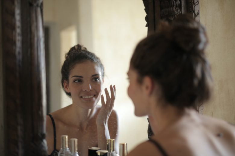 鏡を見る女性